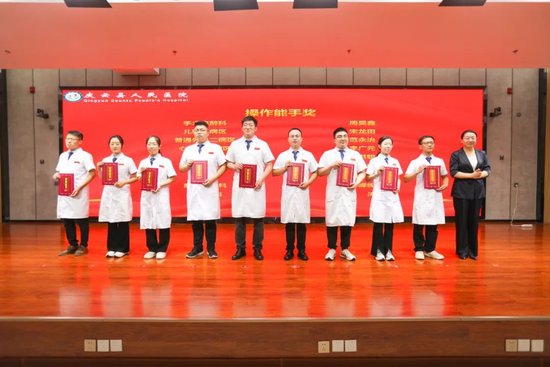 县卫健局党组书记、局长张荷英为“操作能手奖”获得者颁奖