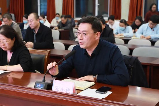 党委委员邓小彬主持会议