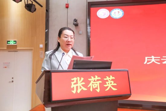 ▲县卫生健康局党组书记、局长张荷英 主持