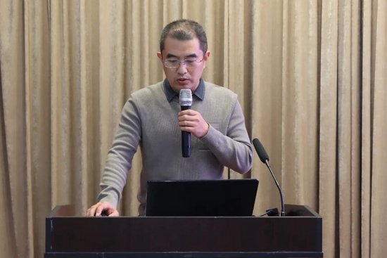 德州市第七人民医院器械设备科负责人李辰浩汇报工作