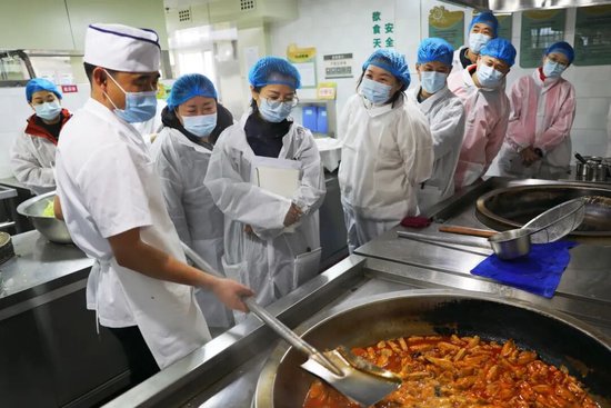 2025年11月4日，河北省张家口市桥东区第一幼儿园幼儿家长在幼儿园厨房内参观。岑屹 摄