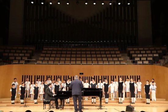 合唱团与法国圣马可童声合唱团共同演绎了《茉莉花》