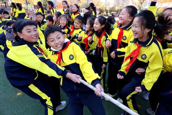 2025年11月27日，在山东省枣庄市市中区东湖小学，学生们在课间进行拔河运动。 孙中喆 摄
