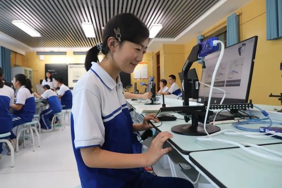 甘肃省会宁县第一中学的学生全神贯注查看实验数据。 甘肃省教育厅 供图