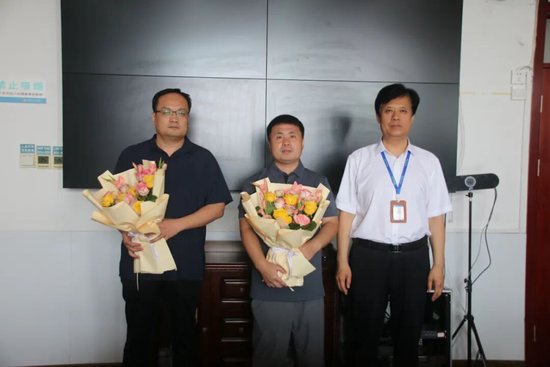 （2025年7月19日，夏津县人民医院召开秀山支医报告会暨欢送仪式，欢迎凯旋归来的秀山县支医医师张文涛，欢送杜后鹏医师赴秀山接续支医。）