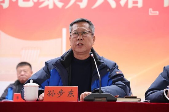 ▲副总经理孙步东宣读《2025年度光荣册》