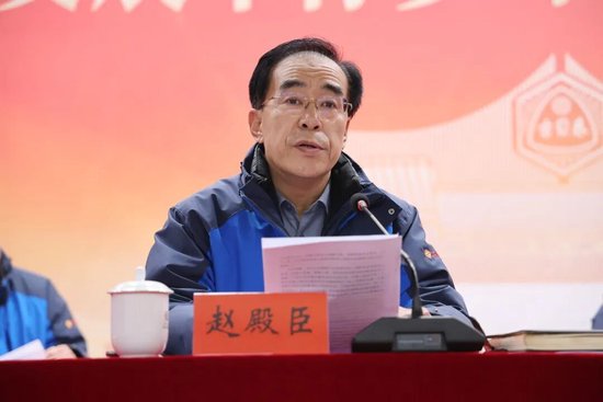 ▲副总经理赵殿臣主持会议