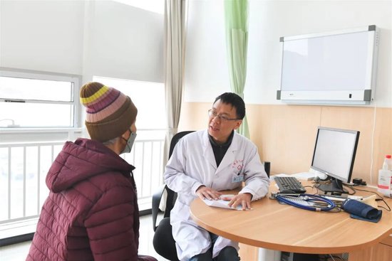 （图中为心内一科副主任医师牛少林，正在为胸痛患者问诊）