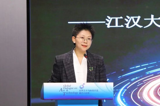 江汉大学人文学院中文系副主任、副教授 邓斯博
