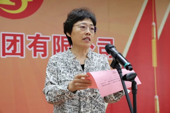▲古贝春集团党委书记、董事长徐秀菊讲话