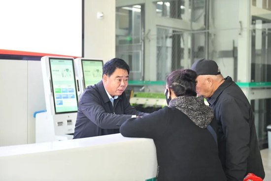 ▲党委书记张士森进行志愿服务