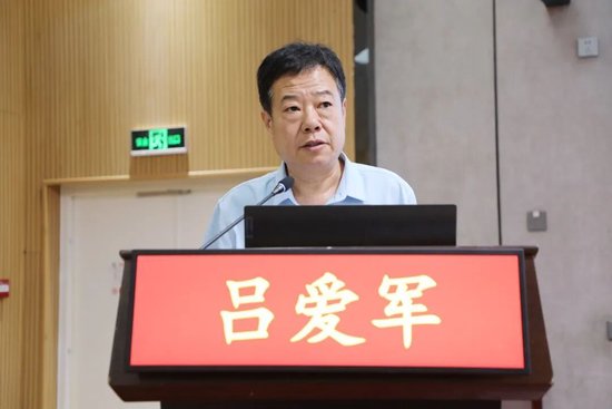 ▲院党委委员、副院长吕爱军传达部署传染病防控、信访稳定工作