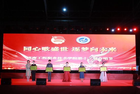 ▲团委负责人刘晓平为三等奖获奖代表颁奖