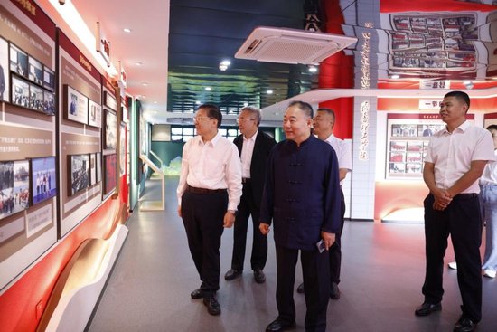 金海峰教授参观学校齐鲁文化馆等特色场馆
