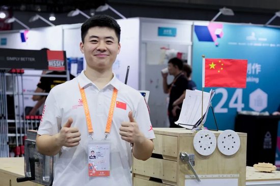 比赛结束后，张思佳在比赛现场留影