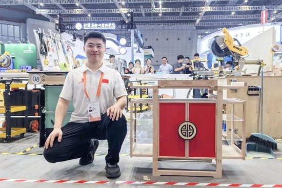 比赛结束后，张思佳与自己的作品合影