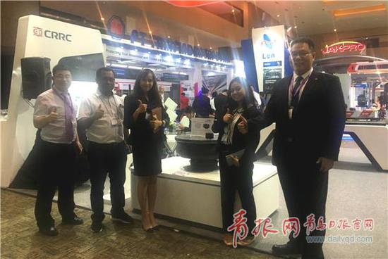 ▲觀展嘉賓為“中車智造”點(diǎn)贊,紛紛豎起了大拇指