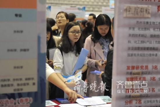 大学里的校园招聘会上,单位和学生相互审视。齐鲁晚报 齐鲁壹点记者 左庆 摄