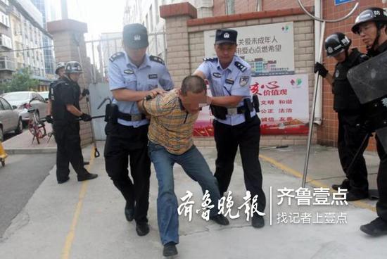 抓获模拟“歹徒”。