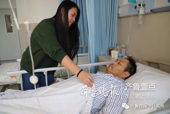 (听到消息后,女儿薛飞从成都马不停蹄地赶了回来,和母亲一起照顾父亲)