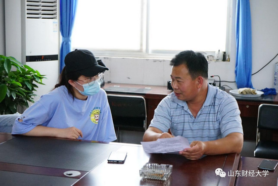 “第一书记”团队成员对石河王村驻村第一书记杨荣东进行采访