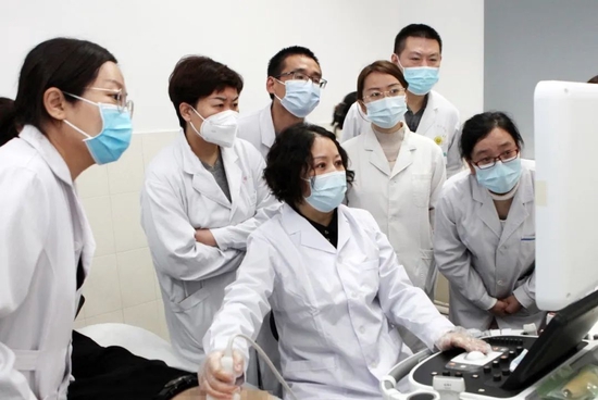 穆柯晓教授（中）坐诊、带教指导