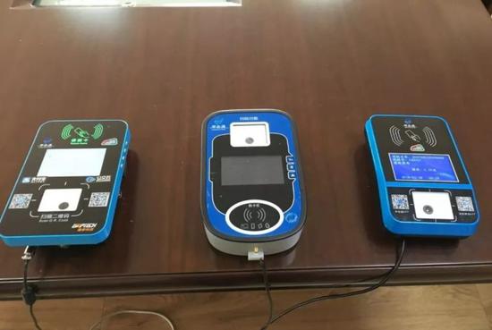 新式打卡机具备了微信、支付宝支付等功能,而且为以后增加新的功能做了准备
