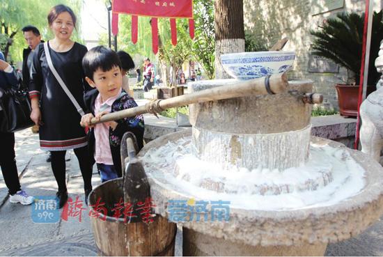 市民體驗石磨碾制豆漿。