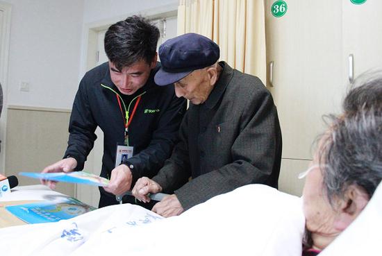 殷樹山老人在紅十字會工作人員的指導下填寫遺體捐獻申請表(資料圖)