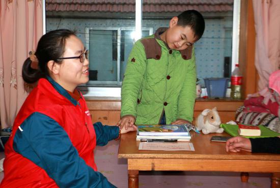學行走、夾豆子,小家瑞第一次向媽媽獻花