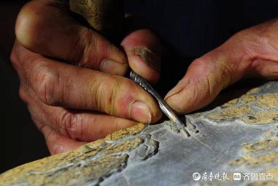 常年雕刻使王开全的手开始变形
