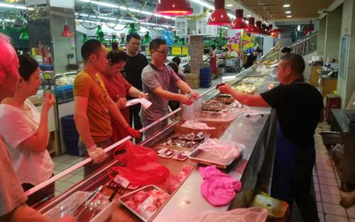 消費者在超市選購豬肉(資料片)