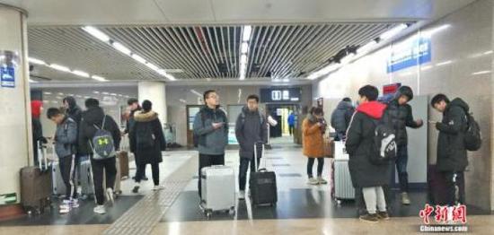 ↑資料圖:正在車站內候車的旅客。姚露 攝