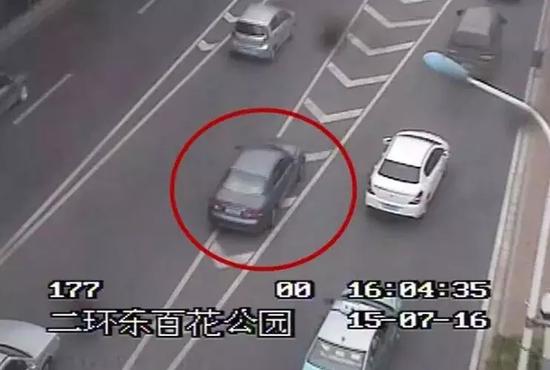 2015年7月,在該路口一輛車因軋線被抓拍。(資料圖)