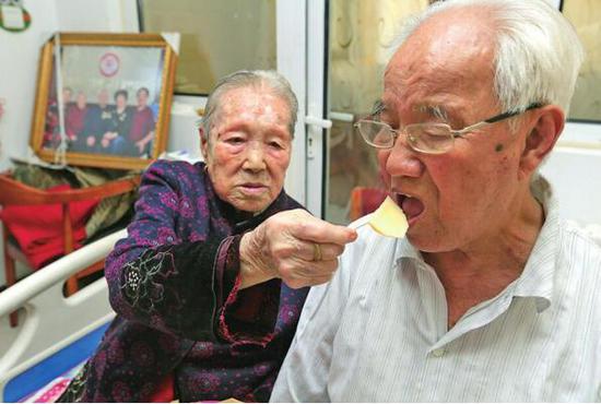 97歲的張秀珂與92歲的宋慶香夫婦互敬互愛(ài)。(記者 呂傳泉 攝)