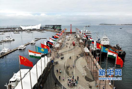 7月1日，游客在青岛奥帆中心旗阵广场游览。新华社记者 李紫恒 摄