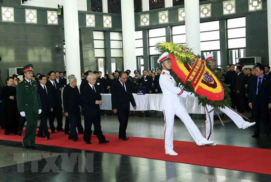 越南党和国家领导人前往吊唁陈大光。（越通社）