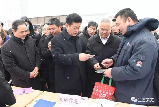 區委書記馬保嶺來到招聘會現場,與參會企業和應聘人員進行現場交流