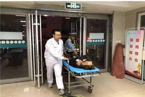 據老人的家屬稱老人晚上外出散步不慎被車撞倒