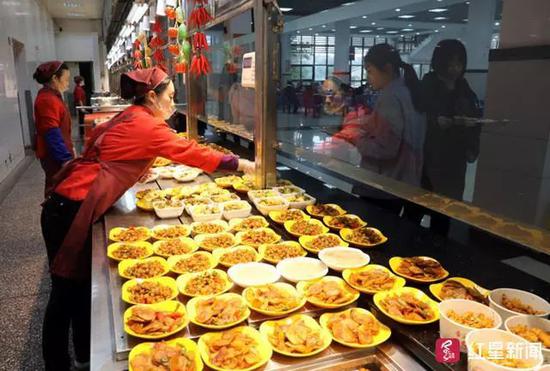 ▲西南财经大学食堂推出50种土豆菜品