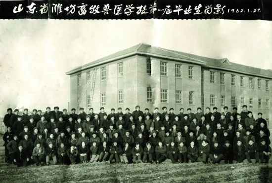▲1962年,学校迁来潍坊后的第一届毕业生留影