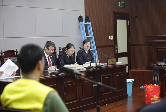 在这起突发的抢劫、杀人案中,