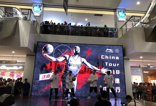 13:30韦德、哈斯勒姆抵达世茂广场