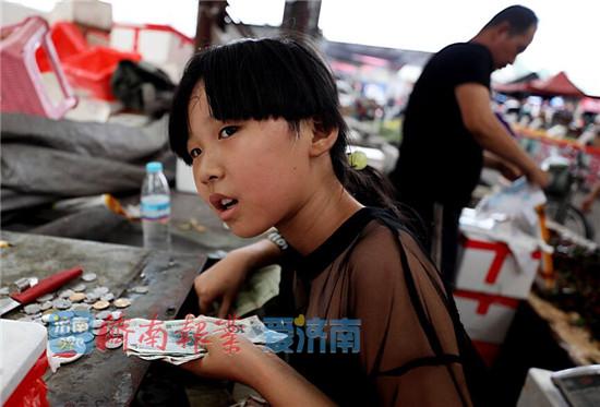 張子涵幫父母收錢賣貨