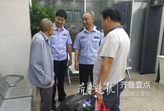 老汉家人连夜赶来,将老人接回枣庄。