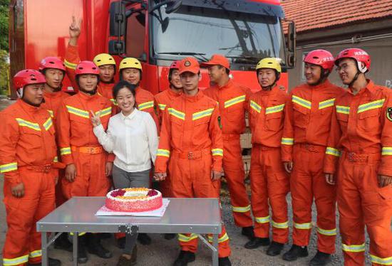 战友们为李磊和李丹丹送上祝福。