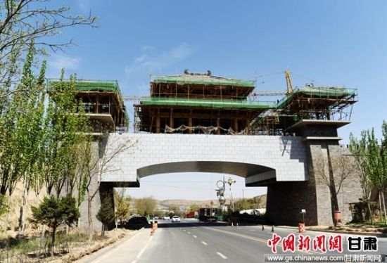 ▲甘肅省榆中縣北入口環境整治,6200萬元“造門”