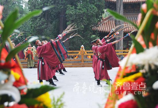 曲阜孔庙大成殿前表演祭孔八佾舞。齐鲁晚报 齐鲁壹点记者 李岩松 摄