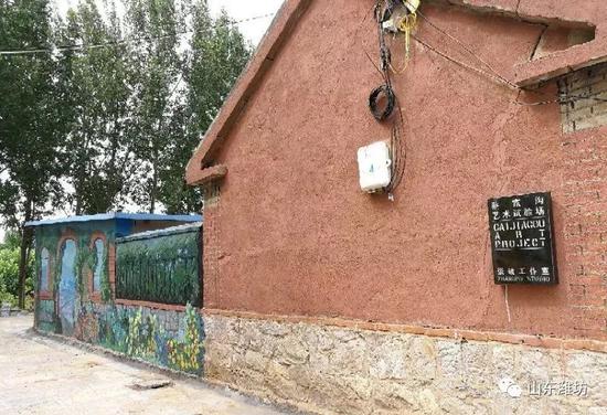 村民拿起鋤頭下地