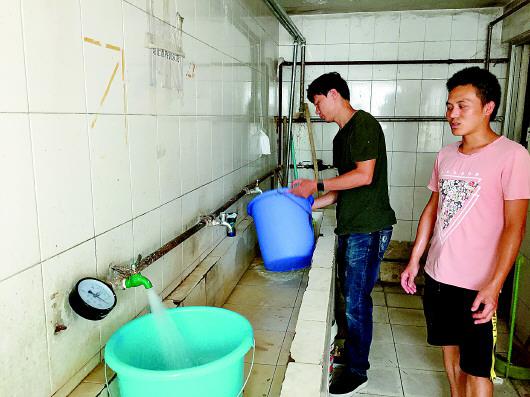 两名租住的小伙从附近小区的公厕接水。